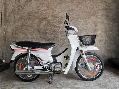 ดรีมคุรุสภาสีขาว รถใช้งานสภาพยังสวยอยู่ทะเบียนแท้พร้อมชุดโอน ราคา 16,500 บาท ดรีมคุรุสภาสีขาว รถใช้งานสภาพยังสวยอยู่ทะเบียนแท้พร้อมชุดโอน ราคา 16,500 บาท